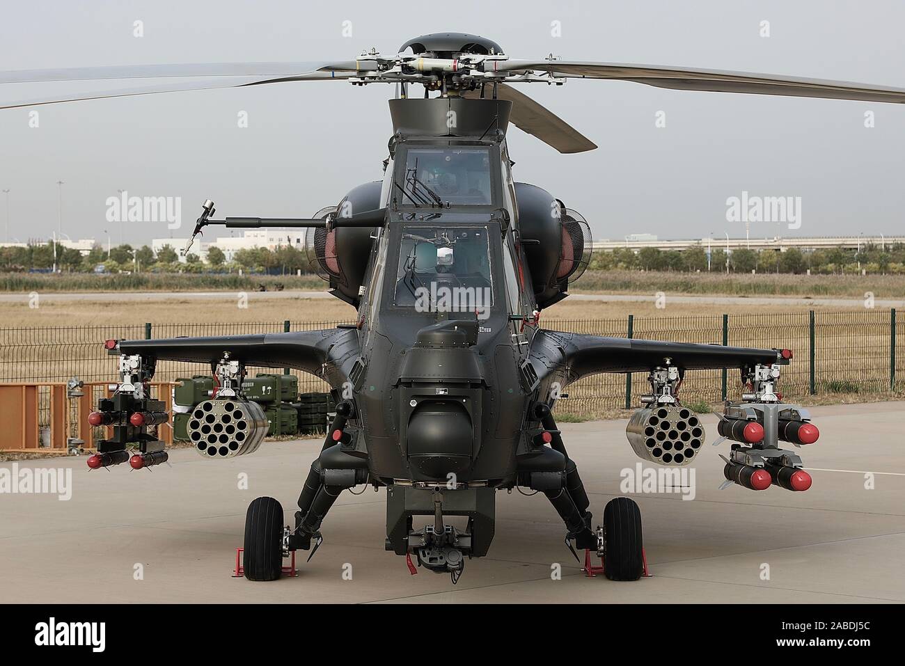 Wz 10 Ou Caic Z 10 Un Helicoptere De Combat Developpe Par La Chine Est Affichee A L Expo 19 China Helicopter Au Port De Tianjin En Chine Dans La Zone De Libre Echange Photo Stock