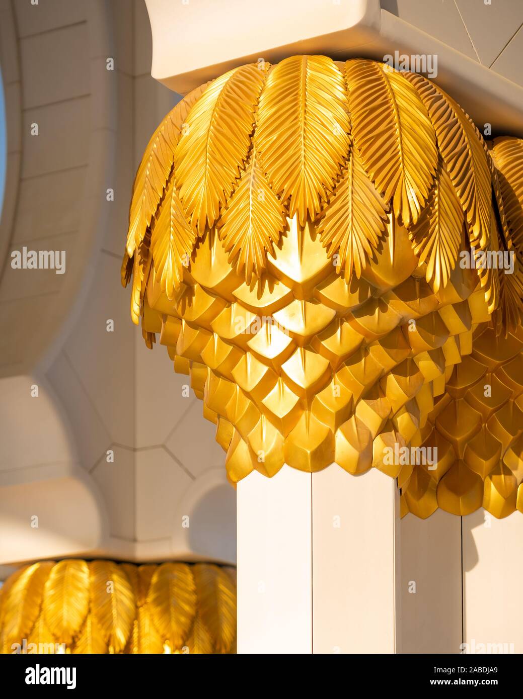 Détail de la feuille d'or piliers à la Grande Mosquée de Sheikh Zayed à Abu Dhabi, Emirats Arabes Unis. Banque D'Images