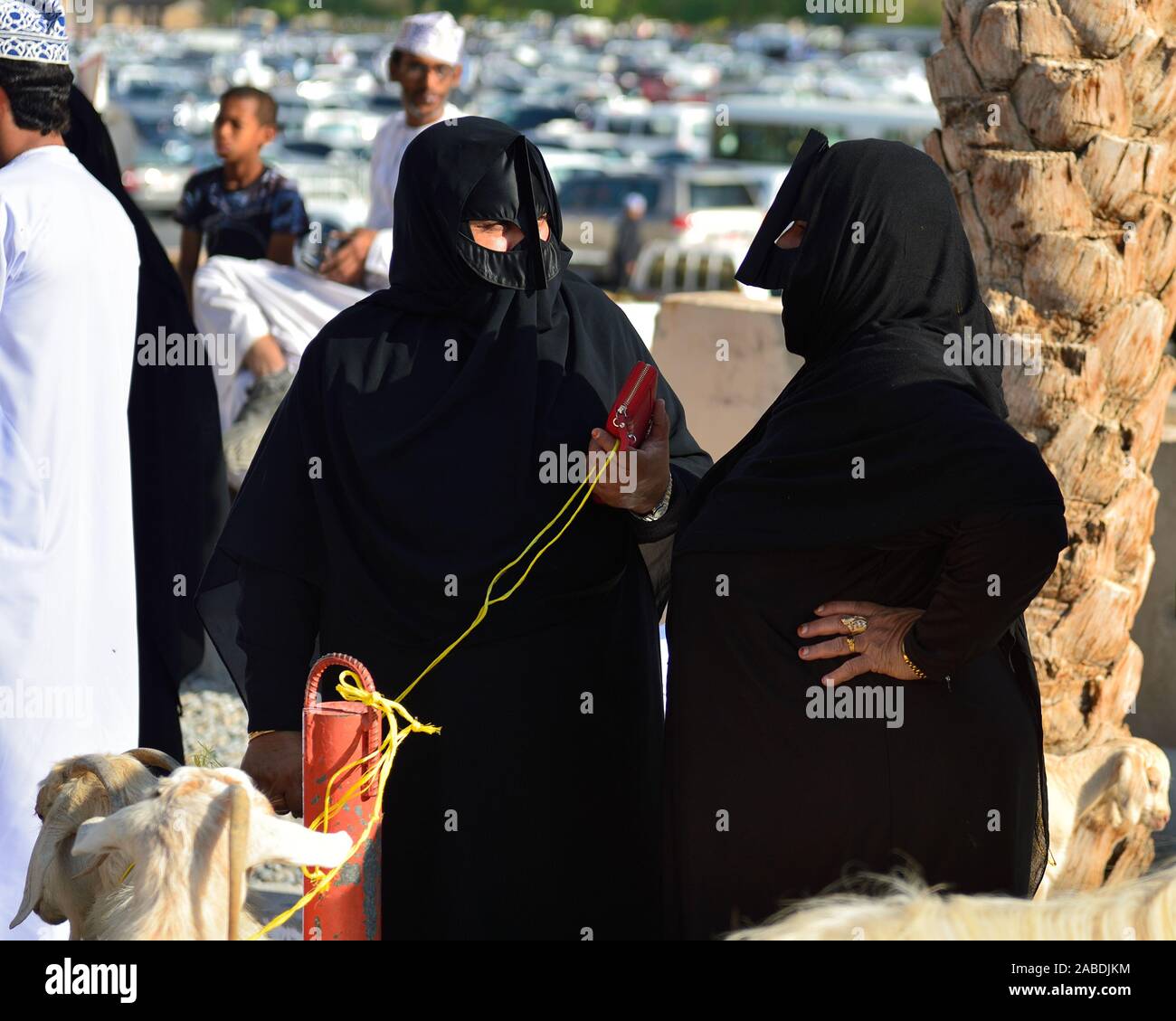 Les gens qui vendent des omanais à chèvre marché animaux à Nizwa, Oman. Banque D'Images