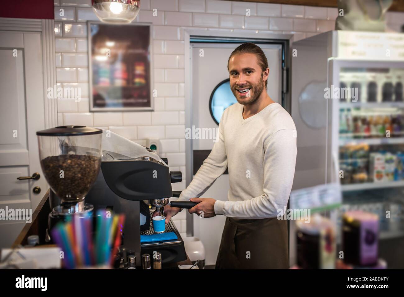 Beau sentiment barista occupé tout en faisant du café pour client Banque D'Images