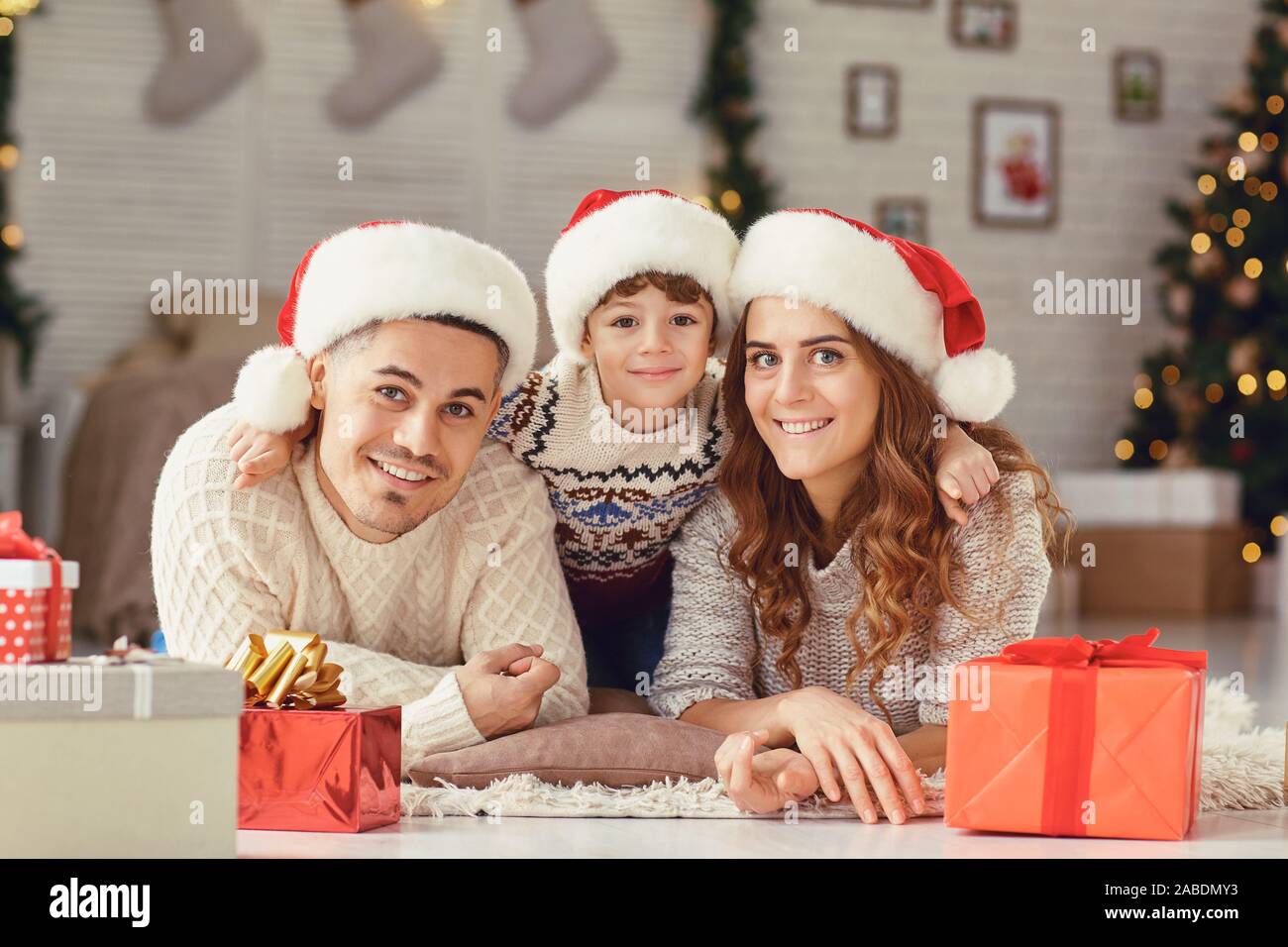 Happy Family smiling gisant sur le sol à Noël Banque D'Images