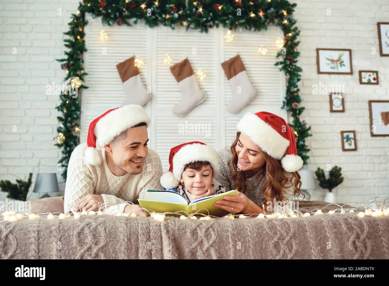 Happy Family reading book dans le temps de Noël Banque D'Images
