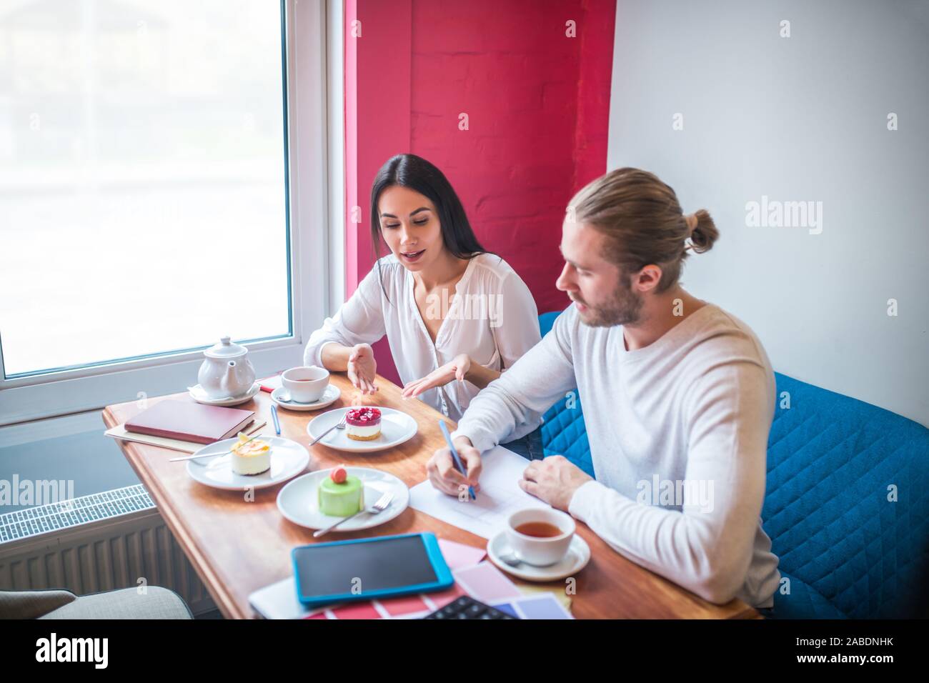 Deux hommes d'essayer des desserts menu est en cours de composition Banque D'Images