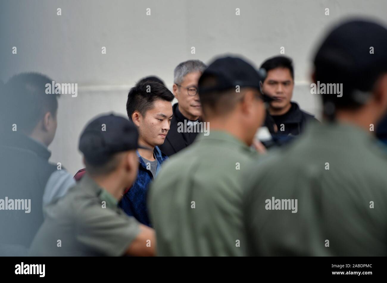 Chan Tong-kai, dont l'affaire a donné lieu à l'intention de changer les règles d'extradition, milieu, est libéré et accompagnée par un prêtre dans le sud de la Chine à Hong Kong Banque D'Images