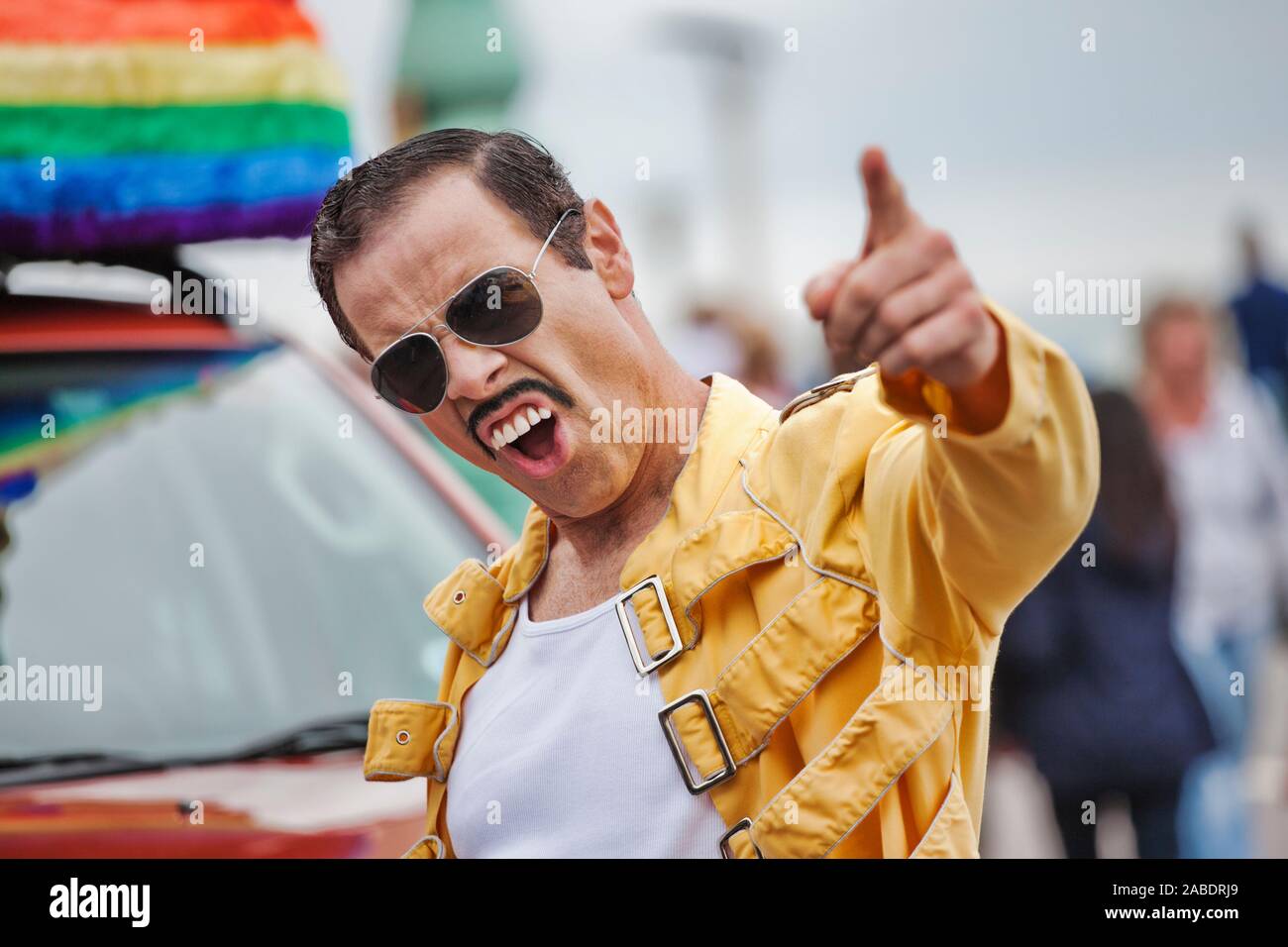 Sosie de Freddie Mercury à pride Photo Stock - Alamy