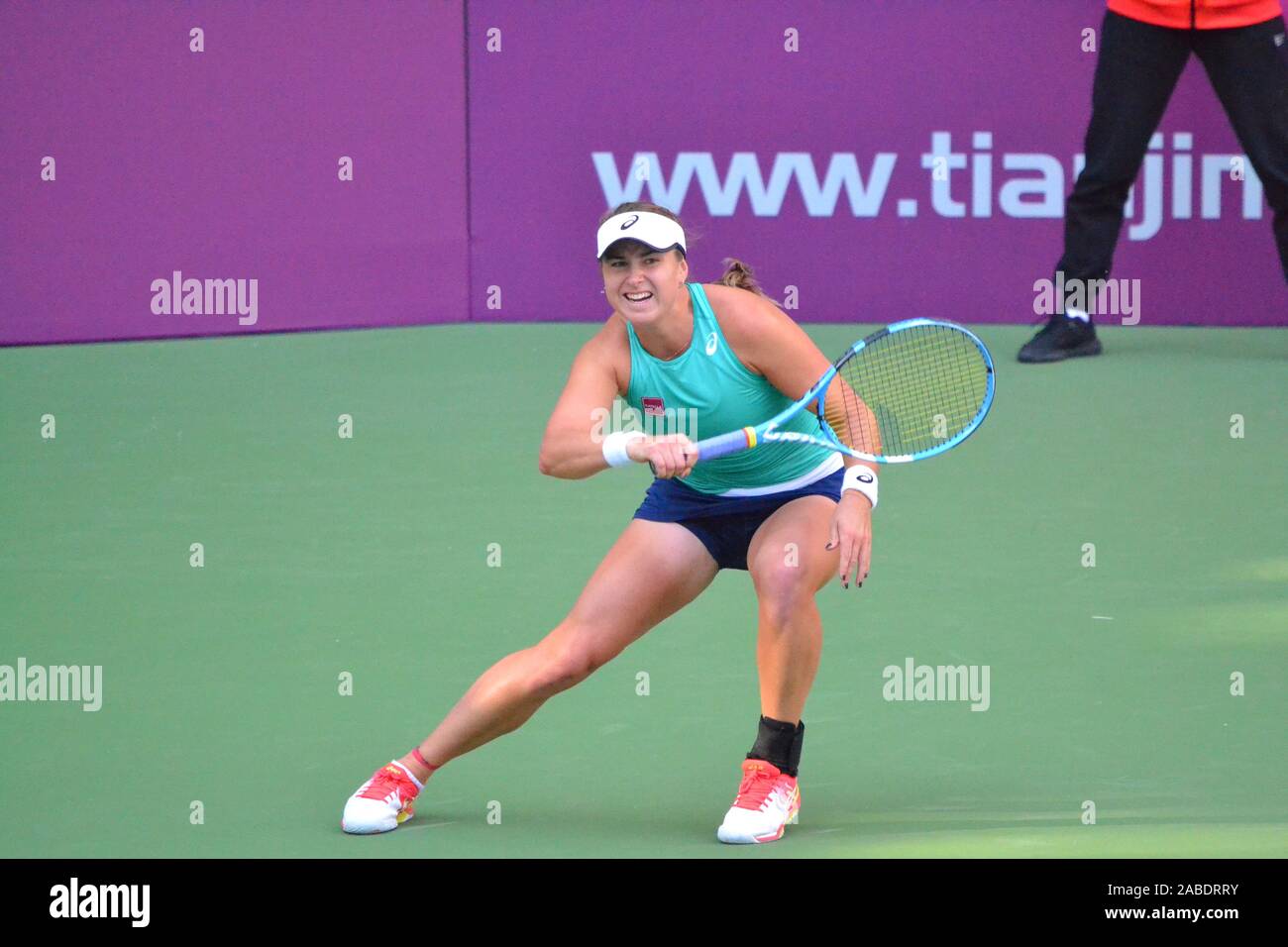 Joueur de tennis professionnel suédois Rebecca Peterson est en concurrence contre l'Américain joueur de tennis Venus Williams au cours de la première série de Tian Banque D'Images
