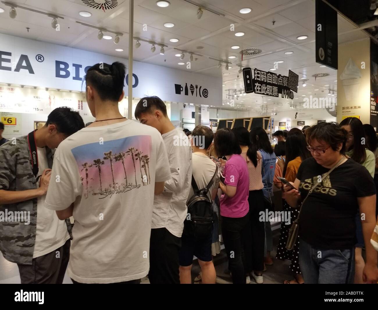 Ligne les consommateurs à acheter des aliments au restaurant suédois IKEA à Beijing, Chine, 5 octobre 2019. Plus de 30  % des consommateurs viennent à IKEA, seulement pour l'alimentation alors qu'ils g Banque D'Images