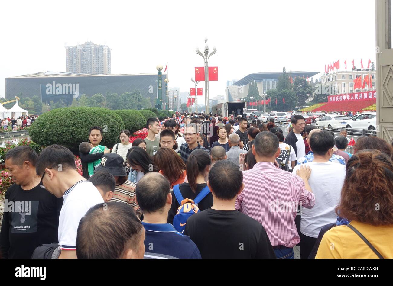 Tianfu Square, un grand tour attraction touristique de la ville, est bondée de touristes de partout dans le pays au cours de la Journée nationale de vacances dans la ville de Chengdu Banque D'Images