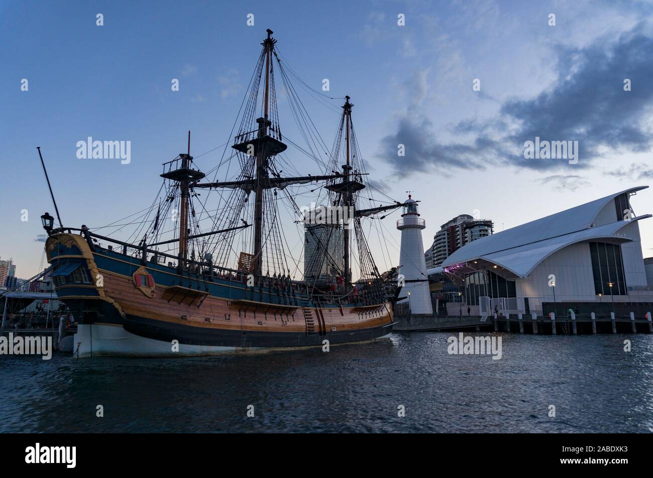 Sydney, Australie - Novembre 13, 2016 : HMB Endeavour réplique bateau historique à Darling Harbbour au crépuscule avec Sydney Maritime Museum et Cape Bowling Gr Banque D'Images