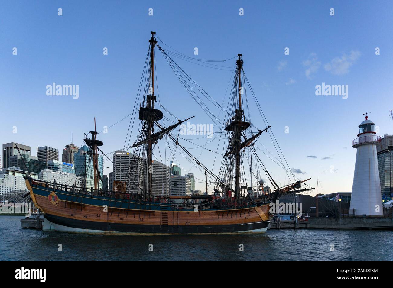 Sydney, Australie - Novembre 13, 2016 : HMB Endeavour réplique bateau historique à Darling Harbbour au crépuscule avec Sydney Maritime Museum et Cape Bowling Gr Banque D'Images