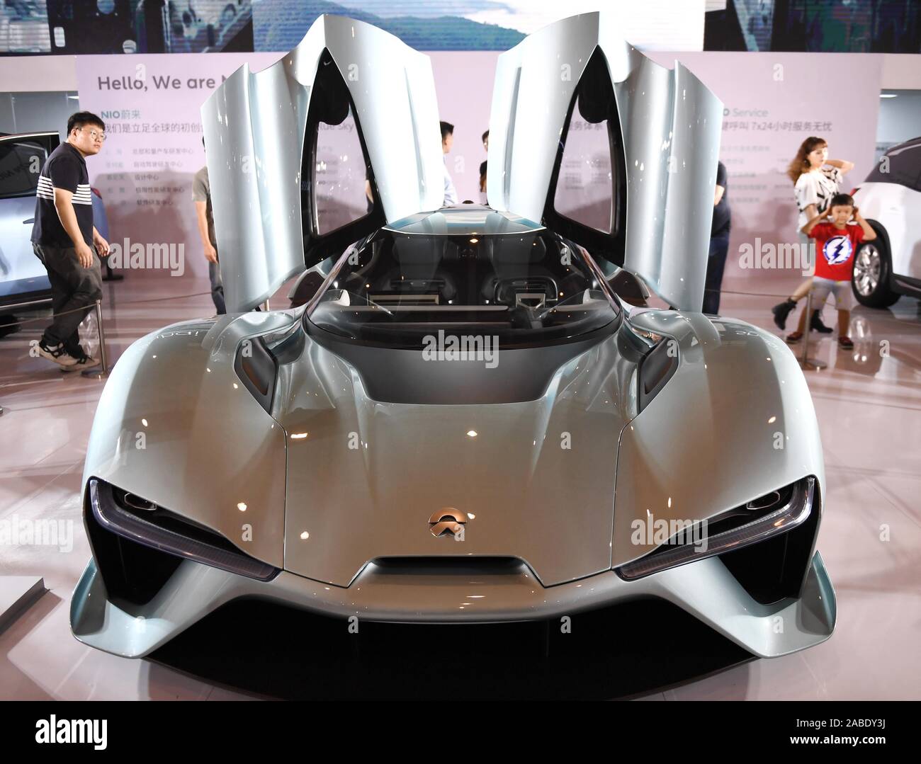 Les gens regardent NIO EP9, d'une bouilloire-powered, à deux sièges de voiture de sport à la 18e exposition internationale de l'Automobile de Nanjing, à Nanjing, Chine, Moyen-Orient Jian Banque D'Images