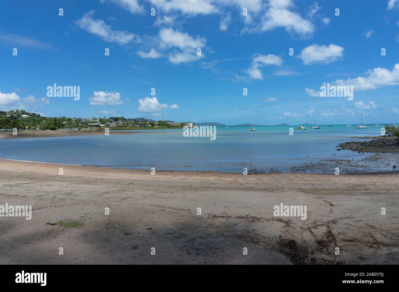 Airlie Beach sur journée ensoleillée avec de l'eau bleu turquoise. Queensland, Australie Banque D'Images