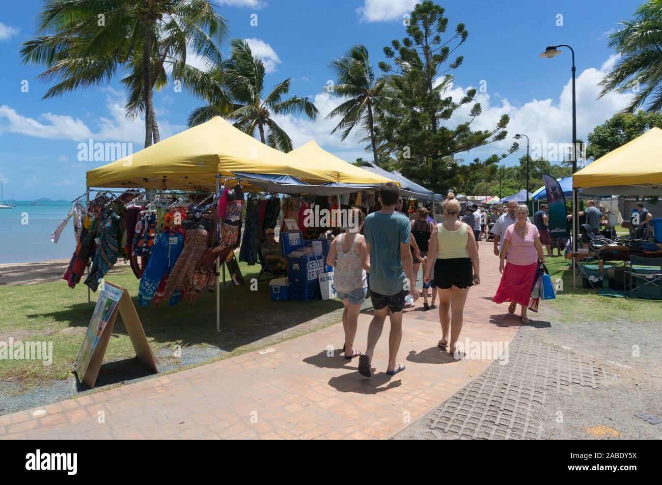 Airlie Beach, Australie - Février 04, 2017 : Le samedi marché de fermiers à Airlie Beach avec des gens le long stralling stalles du vendeur et de palmiers sur la b Banque D'Images