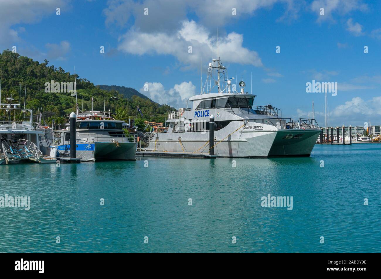 Airlie Beach, Australie - Février 5, 2017 : le bateau de police s'amarre à Marina d'Abel Point, Airlie Beach, Queensland, Australie Banque D'Images