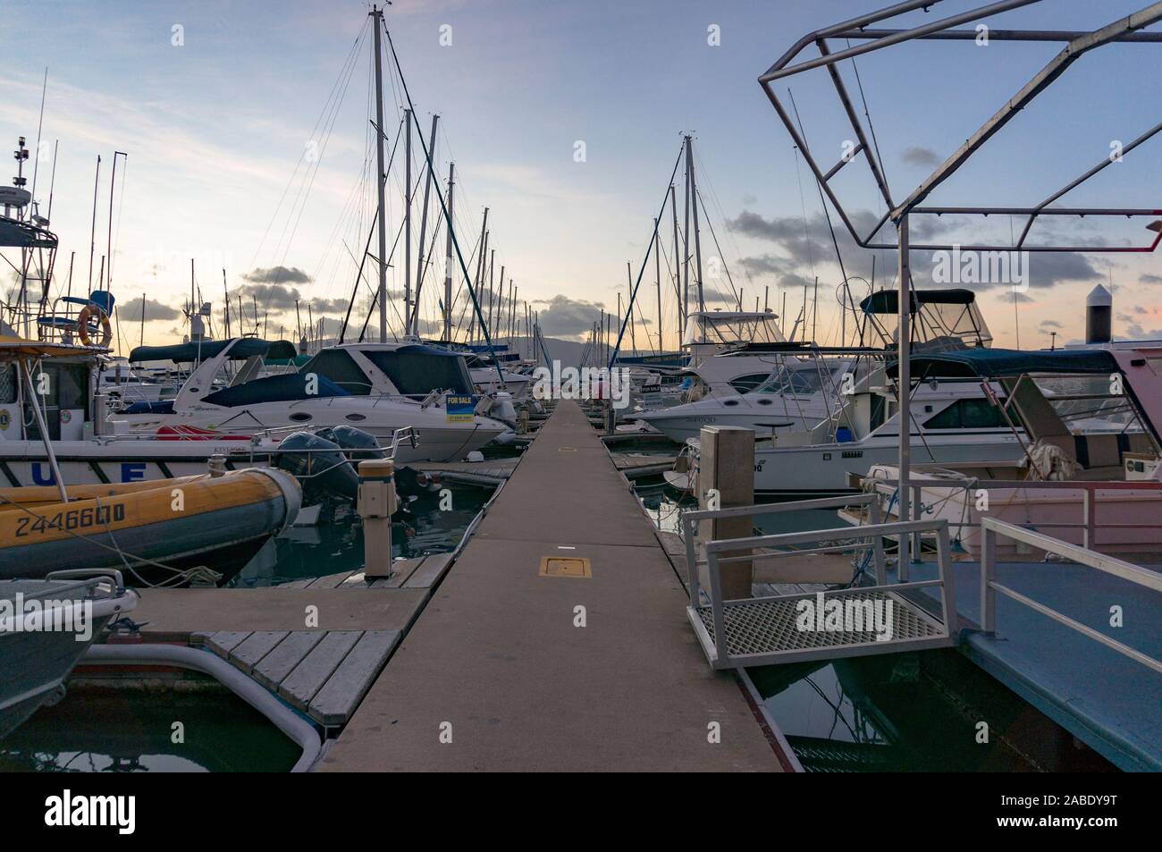 Airlie Beach, Australie - le 4 février 2017 : Marina d'Abel Point d'accostage, d'amarrage avec yachts et bateaux au coucher du soleil, au crépuscule Banque D'Images