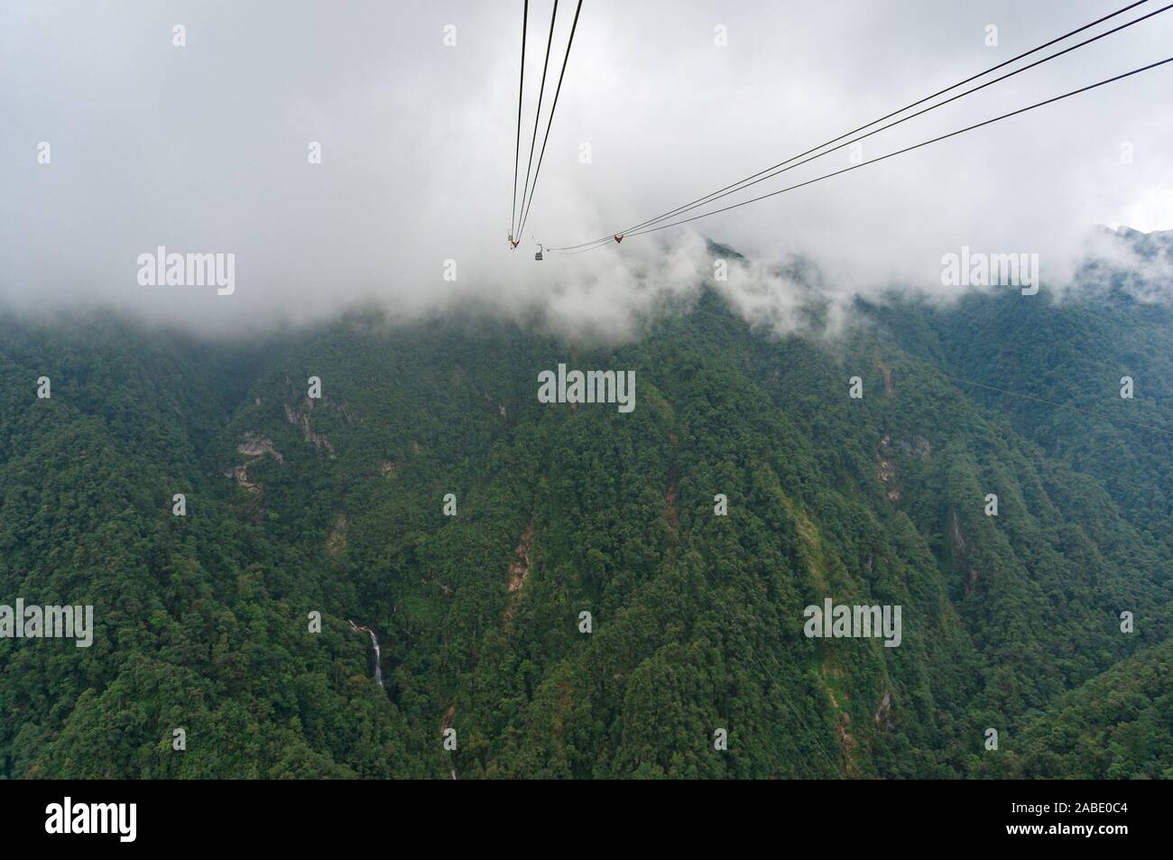 Cable car lane en haute montagne. Fansipan, Vietnam Banque D'Images