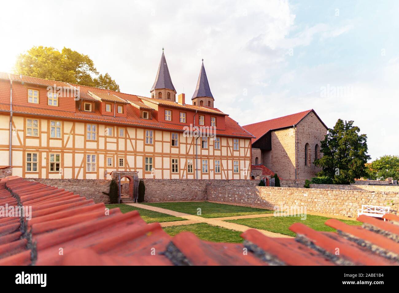 Monastère historique de Drübeck en été avec jardin Banque D'Images