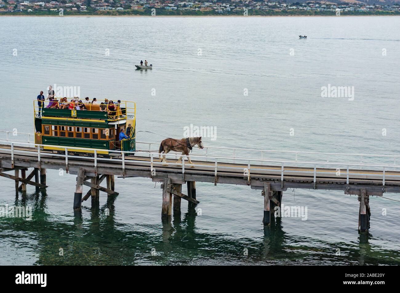 Victor Harbor, Australie - Novembre 11, 2017 : tramway tiré par des chevaux sur le chemin de l'île granitique Banque D'Images