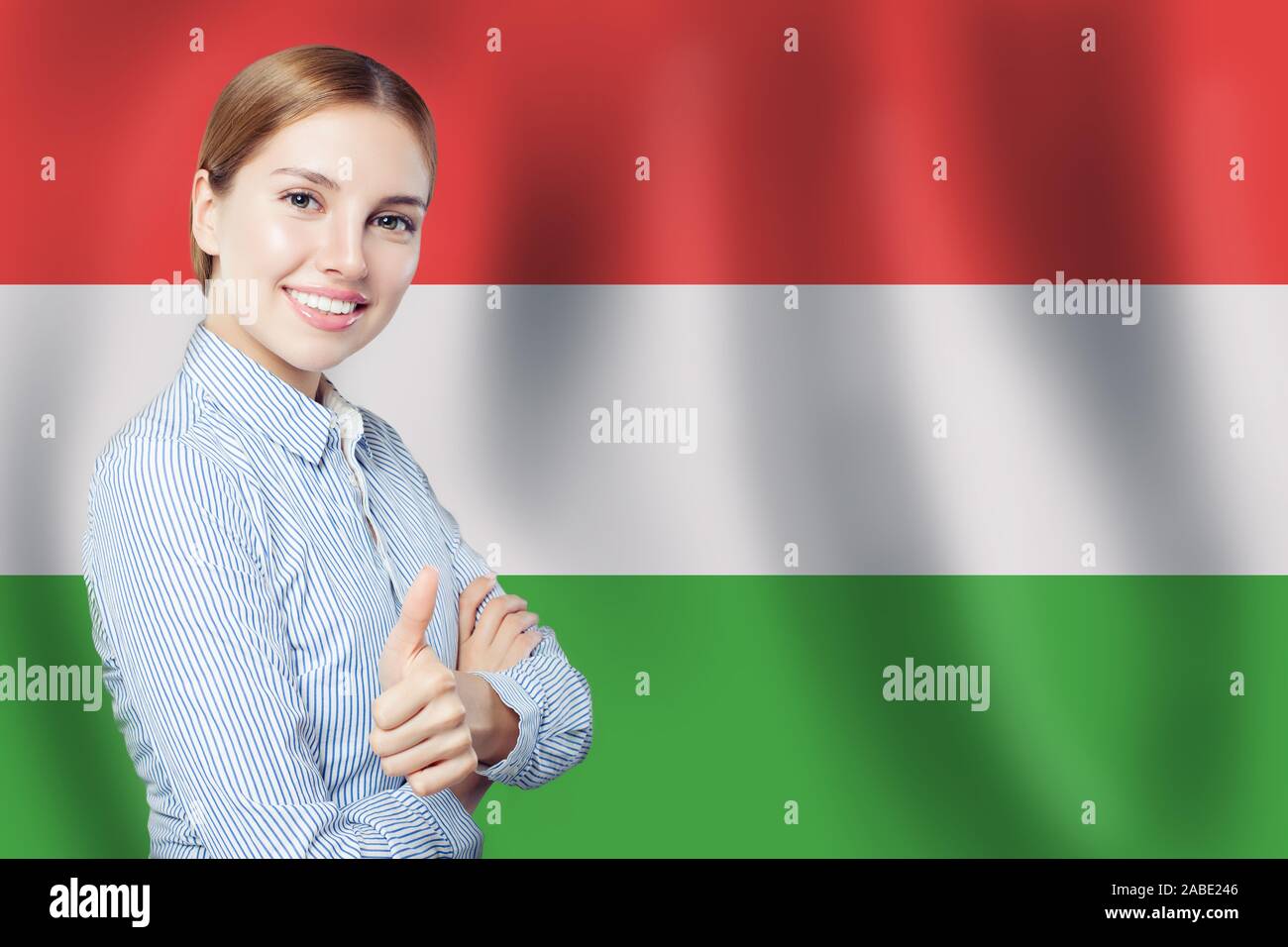 Happy student girl et la Hongrie drapeau. Étudier la langue hongroise Banque D'Images