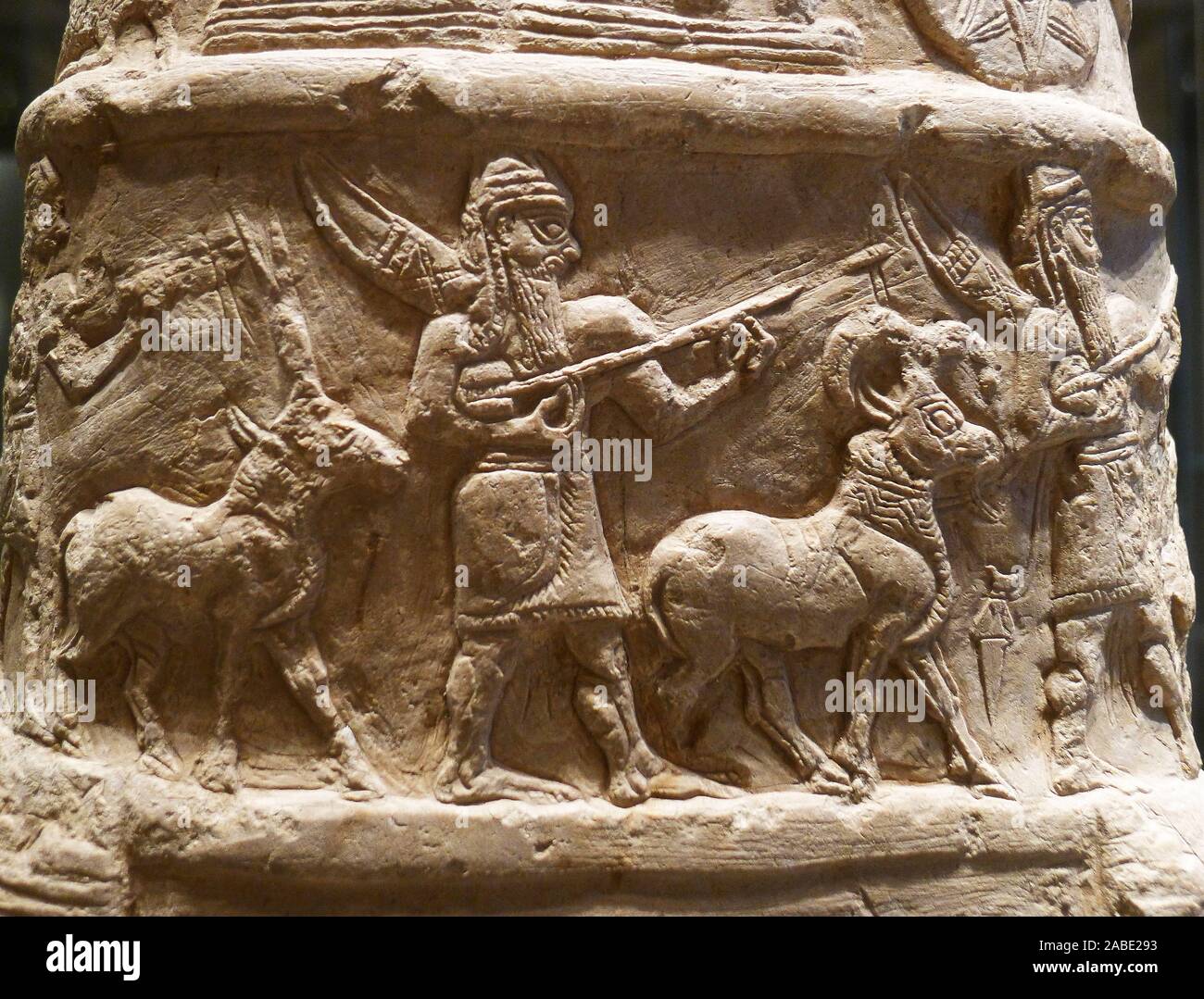 6518. Procession d'animaux et des divinités jouant des instruments de musique. Kudurru trouvés à Susa dating c.12th. C. C.-B.). Banque D'Images