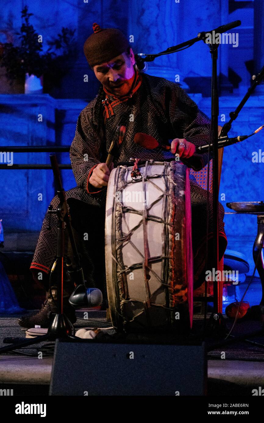 Copenhague, Danemark. 26 Nov, 2019. Le Russian-Mongolian le chant de gorge et folk band Huun-Huur-Tu effectue un concert live à chrétiens Kirke à Copenhague. (Photo crédit : Gonzales Photo/Malthe Ivarsson/Alamy Live News). Banque D'Images