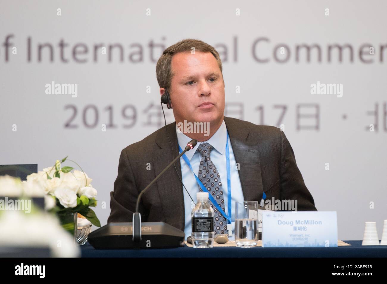 Le président et chef de la direction de Walmart Inc. Doug McMillon assiste à une conférence entre chinois et américains à di Banque D'Images