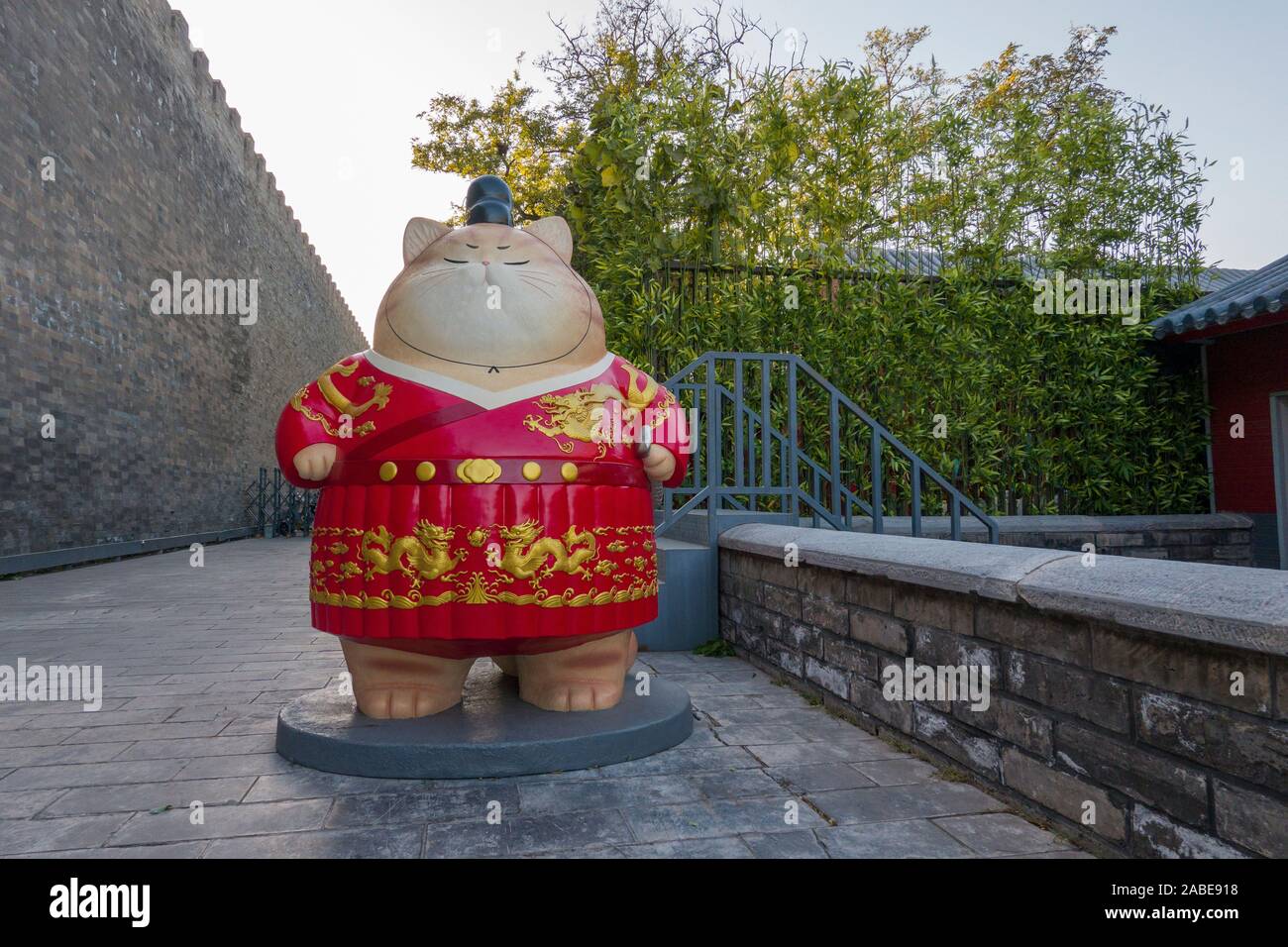 Un chat géant est mis à la Shenwu porte de la Cité Interdite à Beijing, Chine, 30 octobre 2019. Banque D'Images