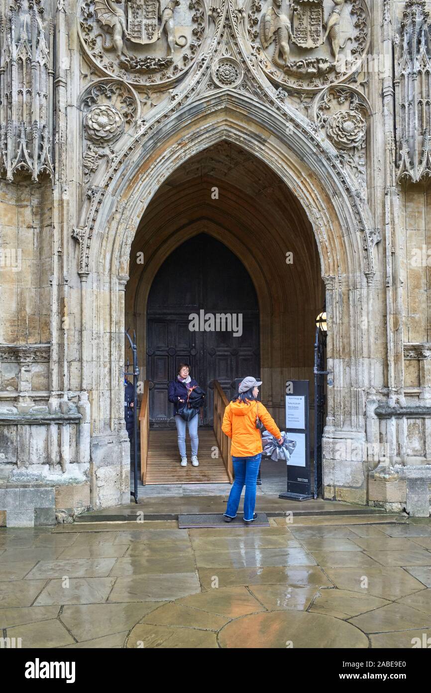 Entrée de King's College à Cambridge avec les visiteurs chinois par temps humide Banque D'Images