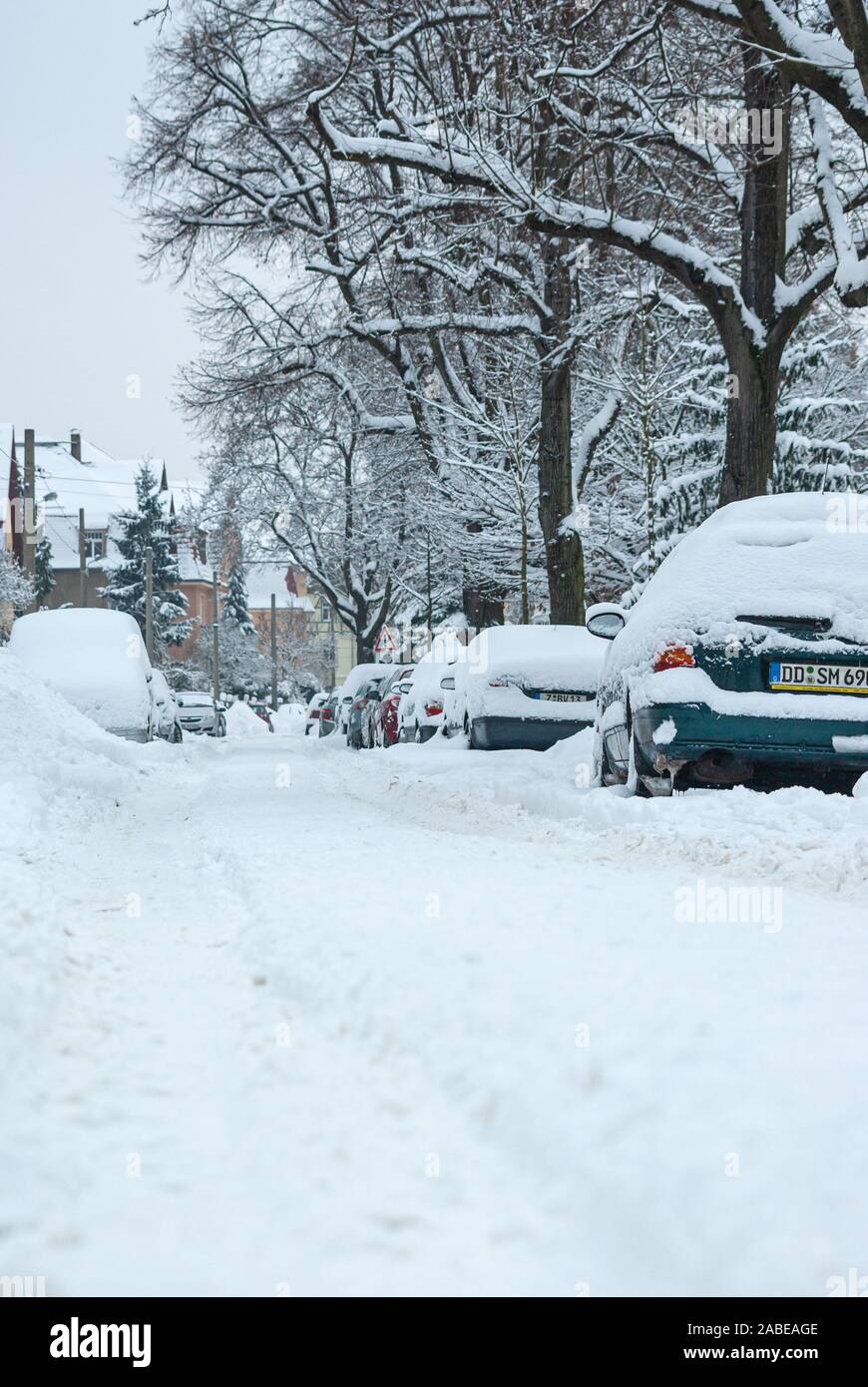 De fortes chutes de neige ont provoqué l'arrivée de l'hiver dans de grandes parties de l'Allemagne, également dans le district de Dresde Klotzsche. Banque D'Images