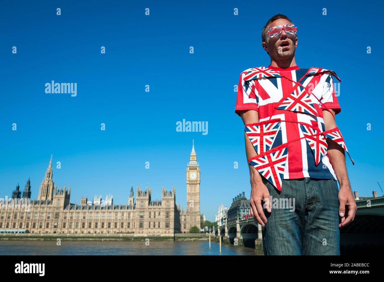 L'homme confus pris dans Union Jack flag bunting Brexit en face de la ville de Londres à Westminster Banque D'Images