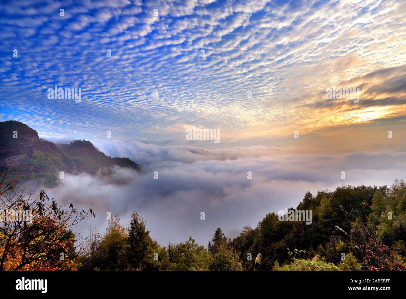 L'échelle à poissons-comme cloud, également connu sous le nom de Altocumulus translucidus, qui indique que l'air froid sévère, plane sur la montagne jaune, formant un merveilleux na Banque D'Images