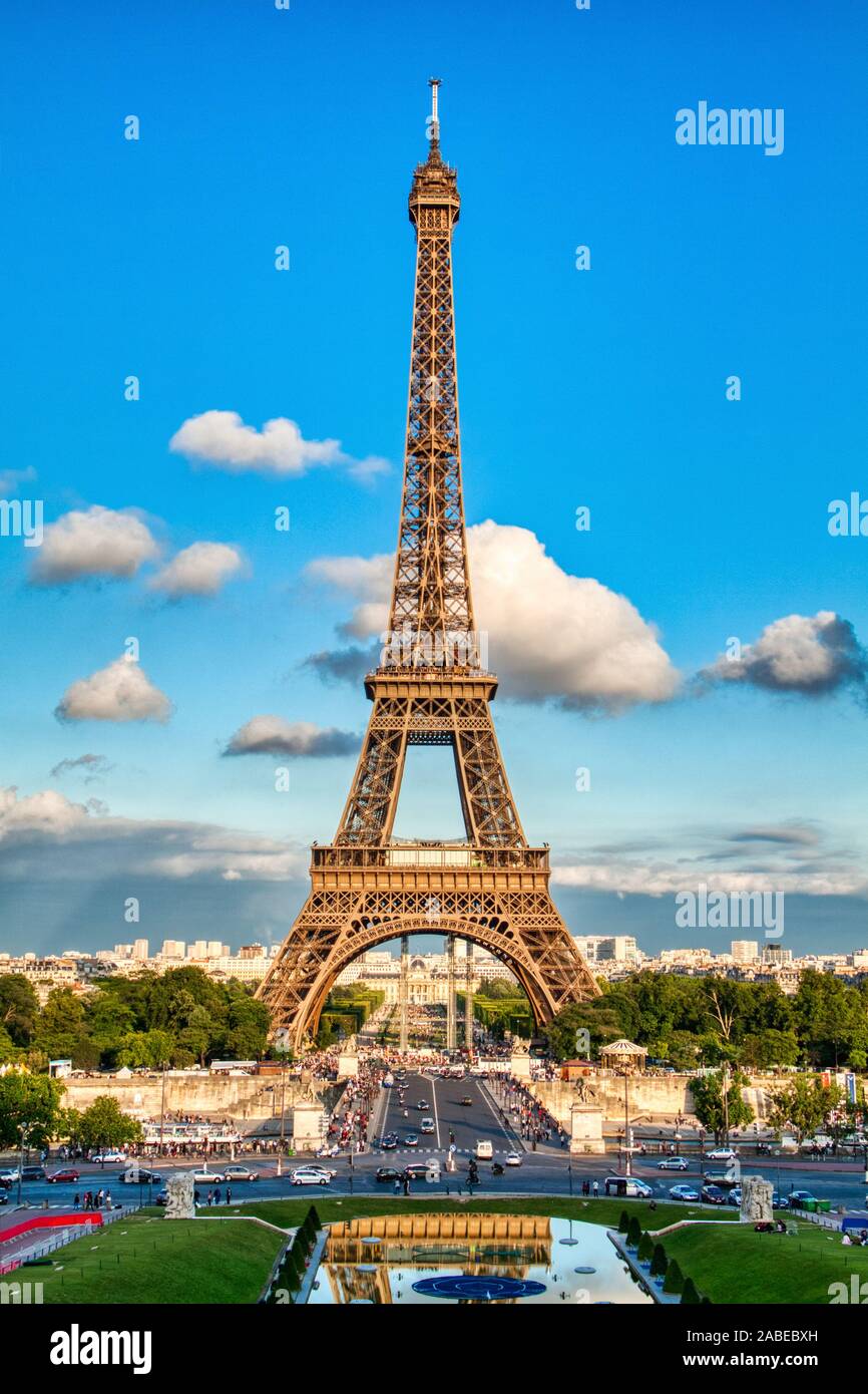La Tour Eiffel au cours d'une journée ensoleillée, Paris, France Banque D'Images