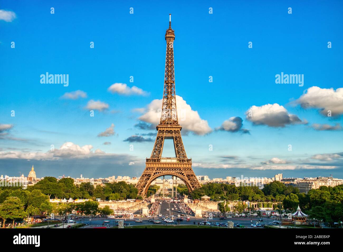 La Tour Eiffel au cours d'une journée ensoleillée, Paris, France Banque D'Images