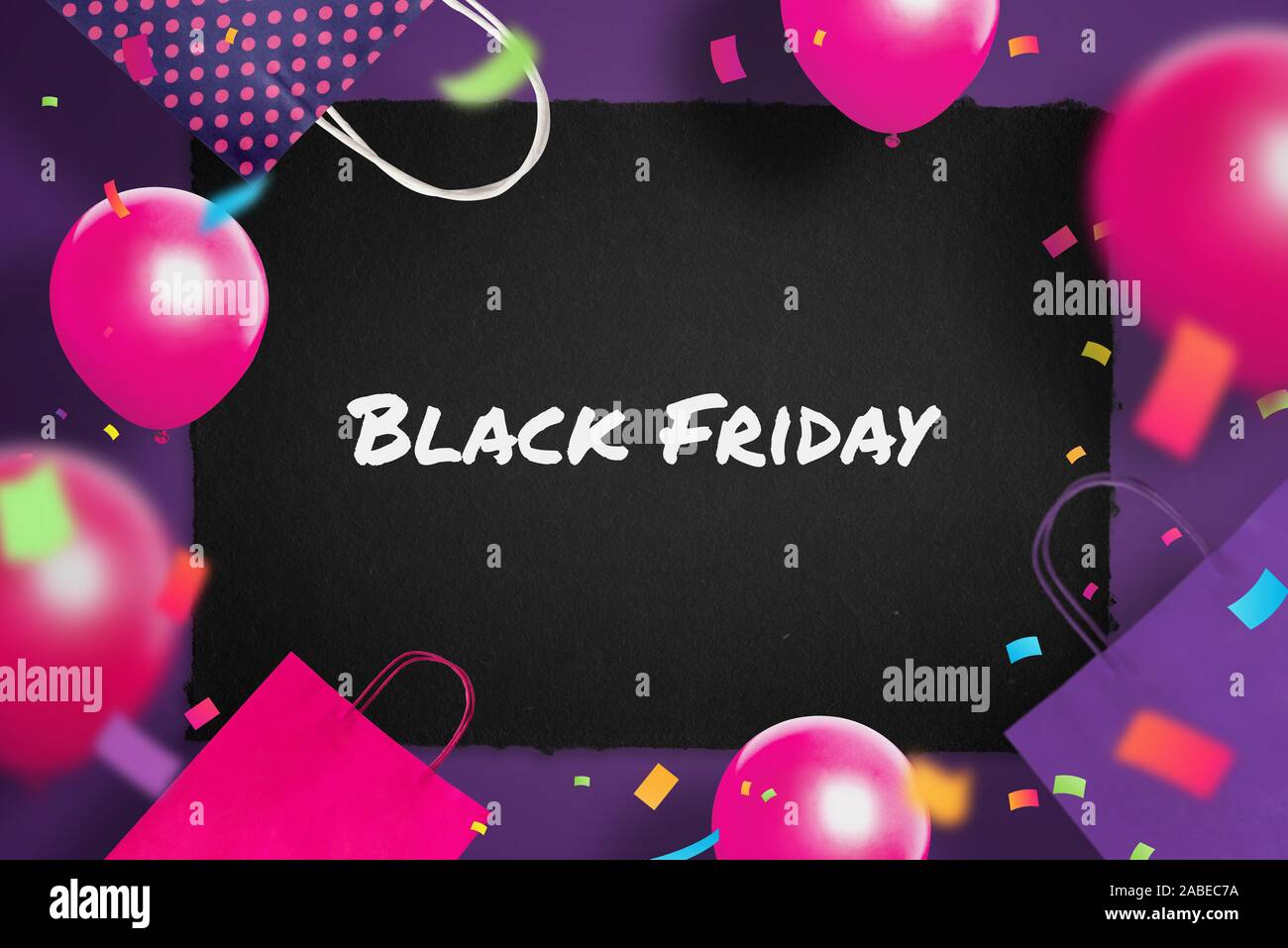 Le vendredi noir maison de concept. Texte sur papier noir entouré de rose et violet à provisions et les ballons. Banque D'Images