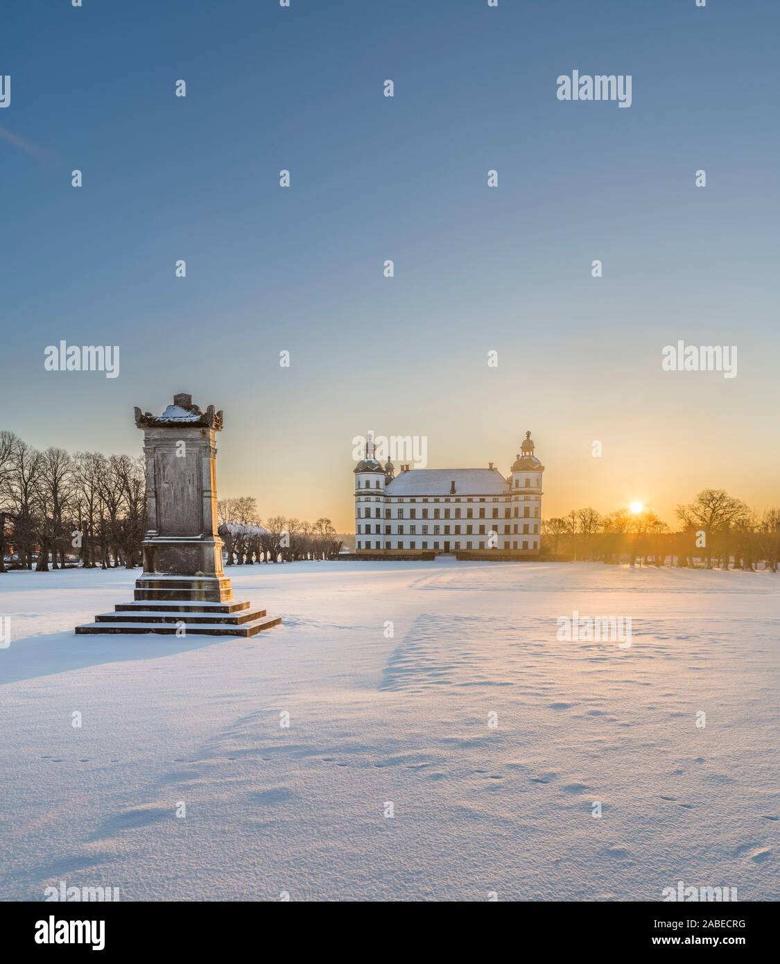 Lever du soleil à Skokloster castle dans l'hiver, Uppland, Suède, Scandinavie Banque D'Images