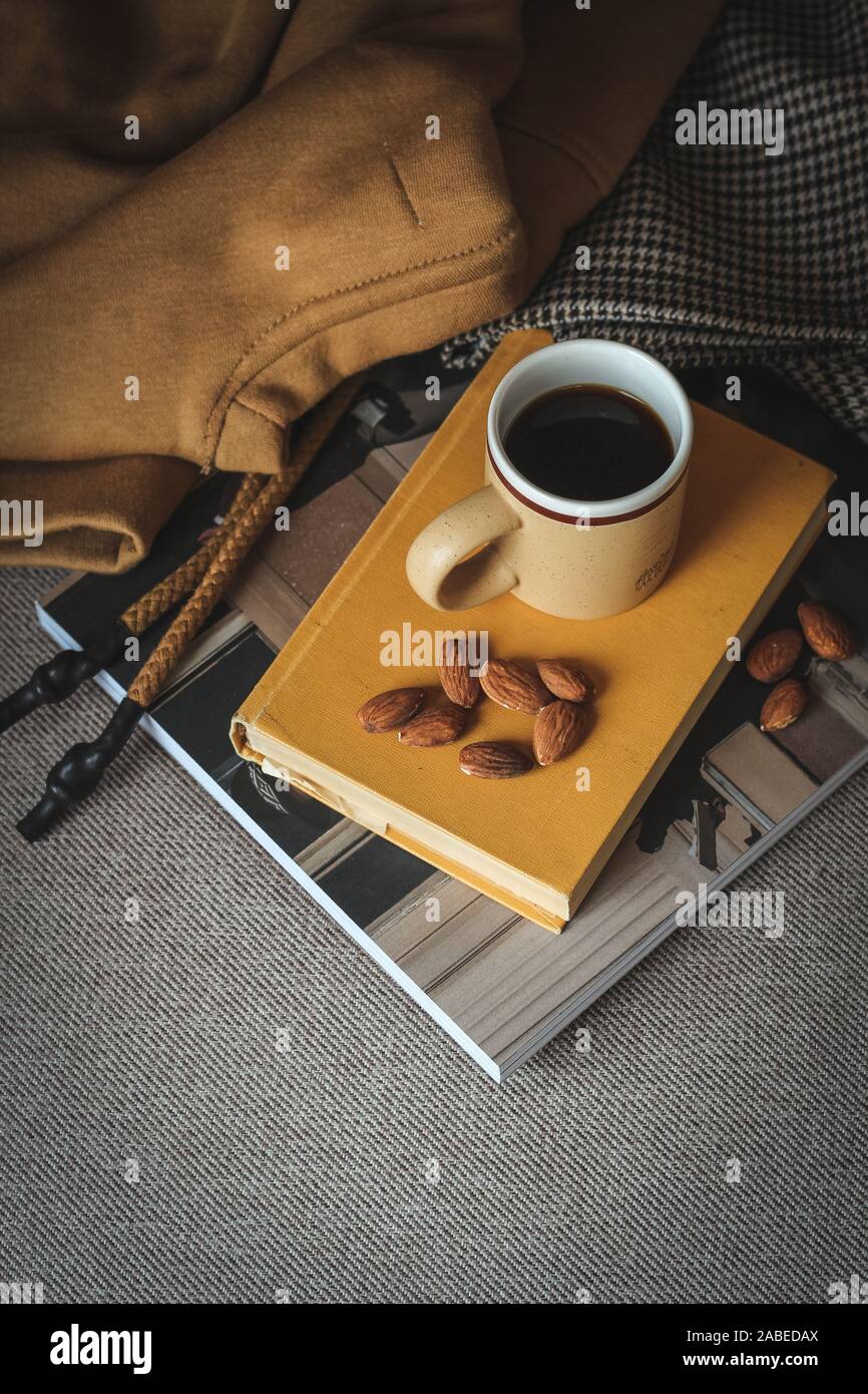 Tenue d'automne et le café du matin avec un livre. La préparation d'études. Palette de couleurs d'automne Banque D'Images