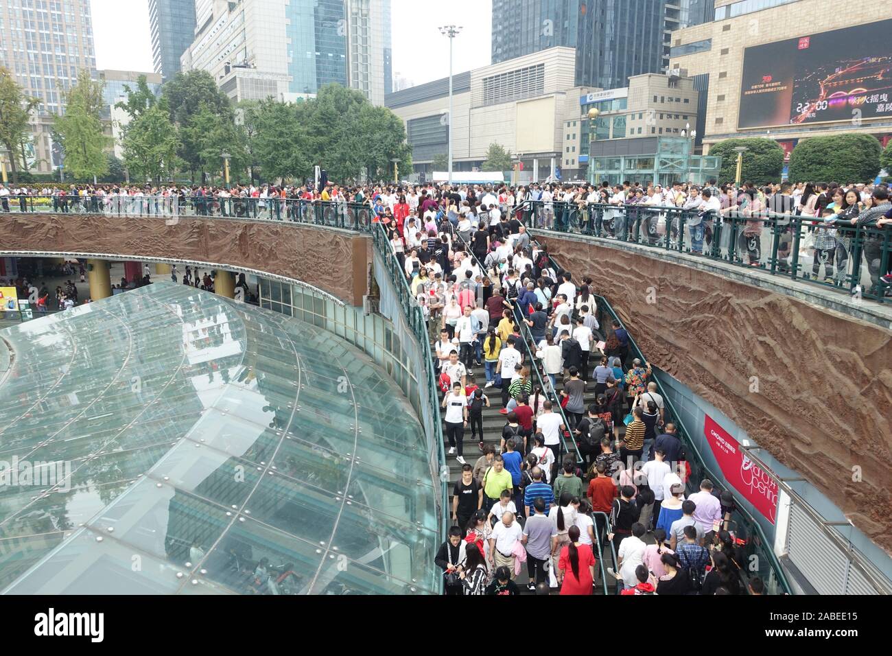 Tianfu Square, un grand tour attraction touristique de la ville, est bondée de touristes de partout dans le pays au cours de la Journée nationale de vacances dans la ville de Chengdu Banque D'Images