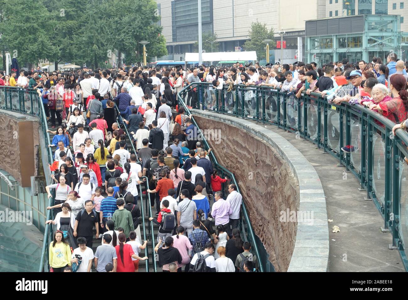 Tianfu Square, un grand tour attraction touristique de la ville, est bondée de touristes de partout dans le pays au cours de la Journée nationale de vacances dans la ville de Chengdu Banque D'Images