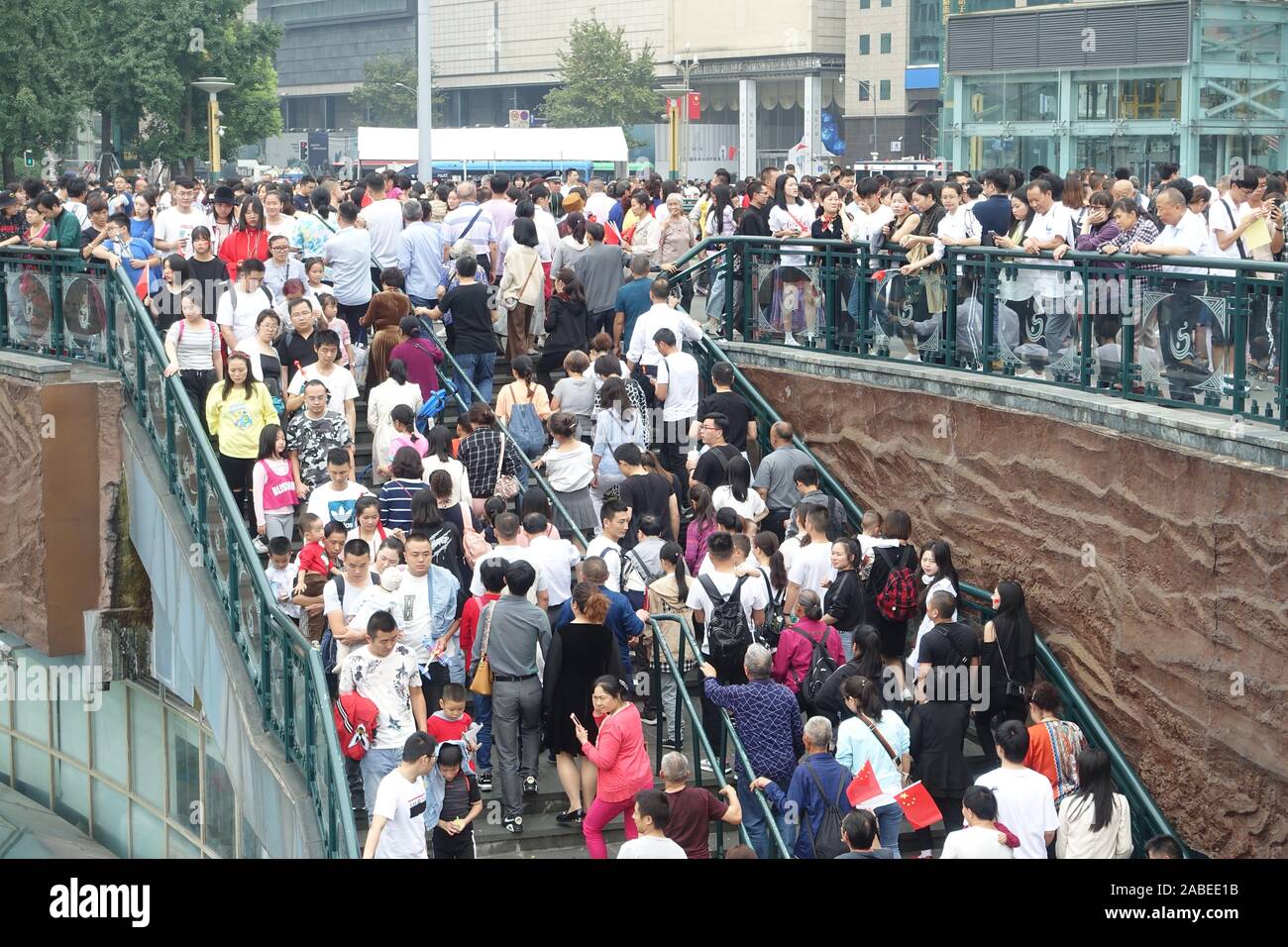 Tianfu Square, un grand tour attraction touristique de la ville, est bondée de touristes de partout dans le pays au cours de la Journée nationale de vacances dans la ville de Chengdu Banque D'Images