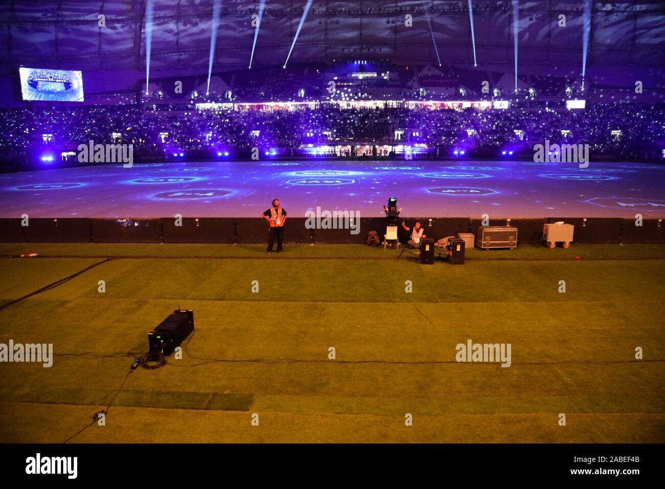 26 novembre 2019 : OHA, au Qatar. 25 novembre 2019. La 24e édition de la Coupe du golfe Arabique commence au Khalifa International Stadium dans la capitale qatarie de Doha. Amir Sheikh Tamim Bin Hamad Al Thani a ouvert la 24e édition de la Coupe du golfe Arabe, à laquelle ont également participé l'Émir mère et par d'éminents représentants du pays. L'Irak, le Yémen, les Émirats arabes unis, le Koweït, l'Arabie saoudite, Bahreïn et Oman, ont envoyé leurs équipes à l'événement régional qui est hébergé par le Qatar pour la quatrième fois. Le match d'ouverture entre le Qatar et l'Iraq s'est terminée par la victoire de l'équipe iraquienne (crédit Im Banque D'Images