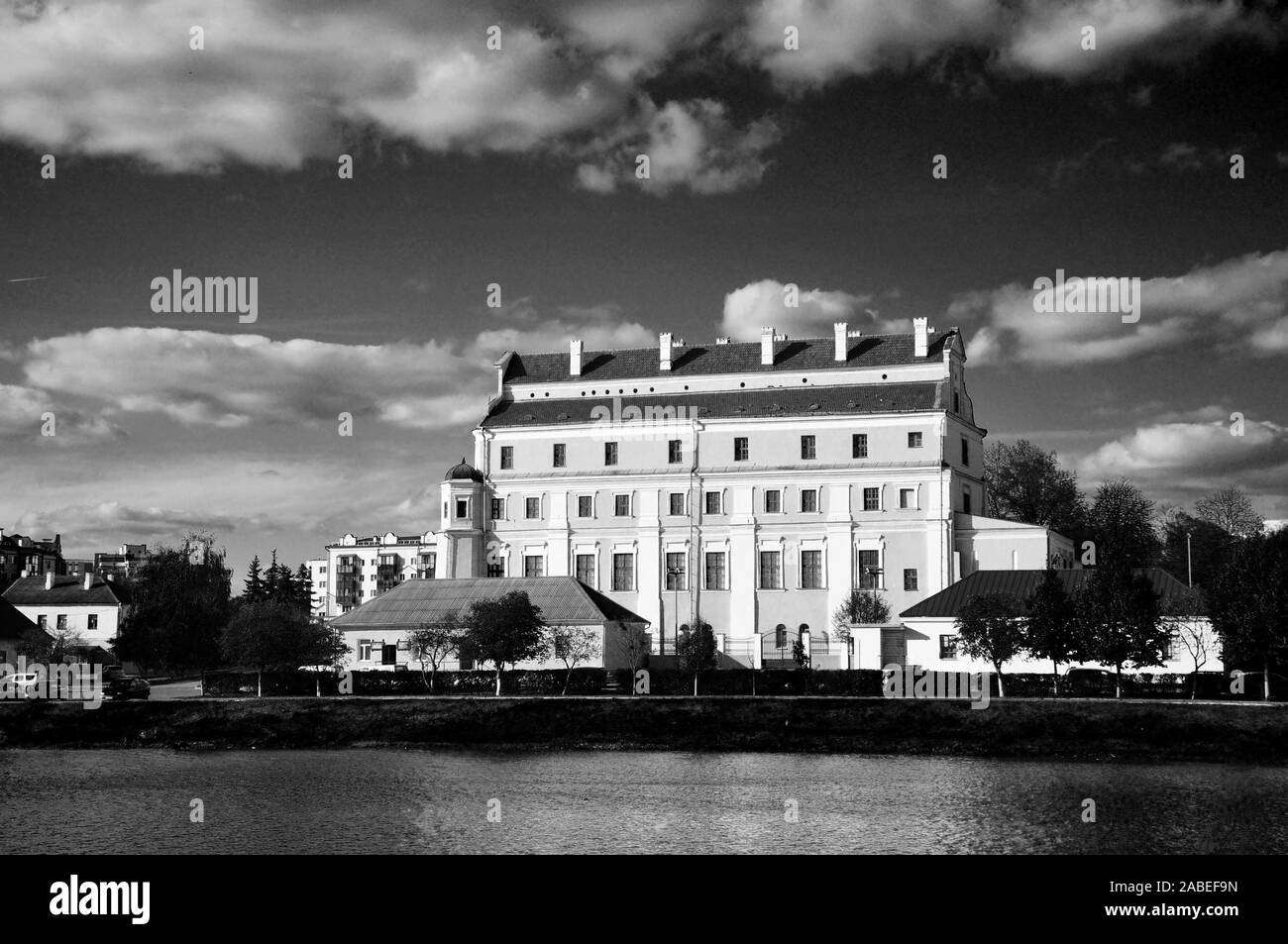 Collège des Jésuites de Minsk, République du Bélarus. Vue depuis la rivière Pina. Monochrome Banque D'Images