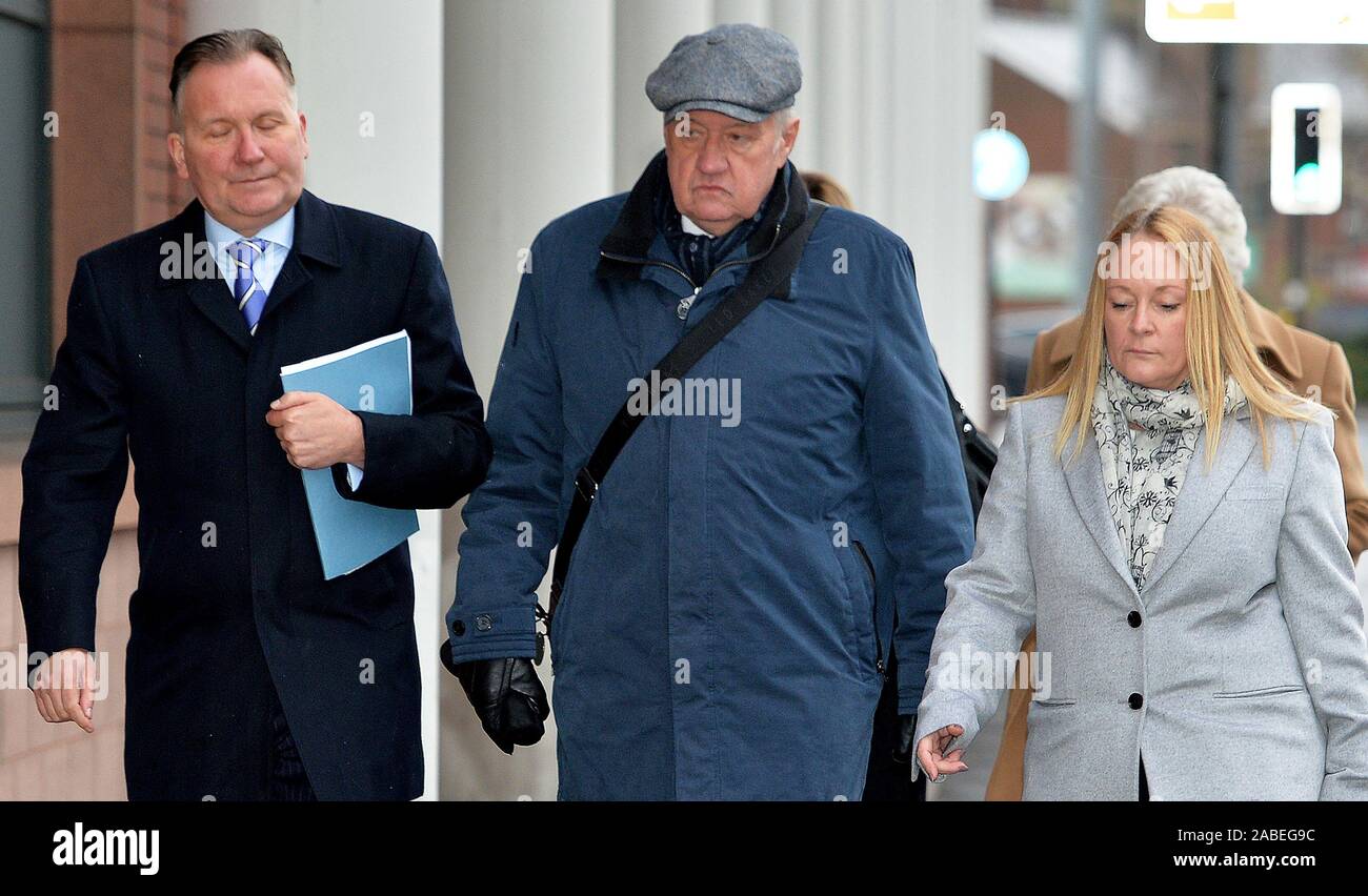 Le commandant David Duckenfield match Hillsborough (centre), qui est accusé de l'homicide involontaire coupable par négligence grave de 95 supporters de Liverpool en 1989, demi-finale de la FA Cup, arrivant à Preston le Tribunal de la Couronne. Banque D'Images