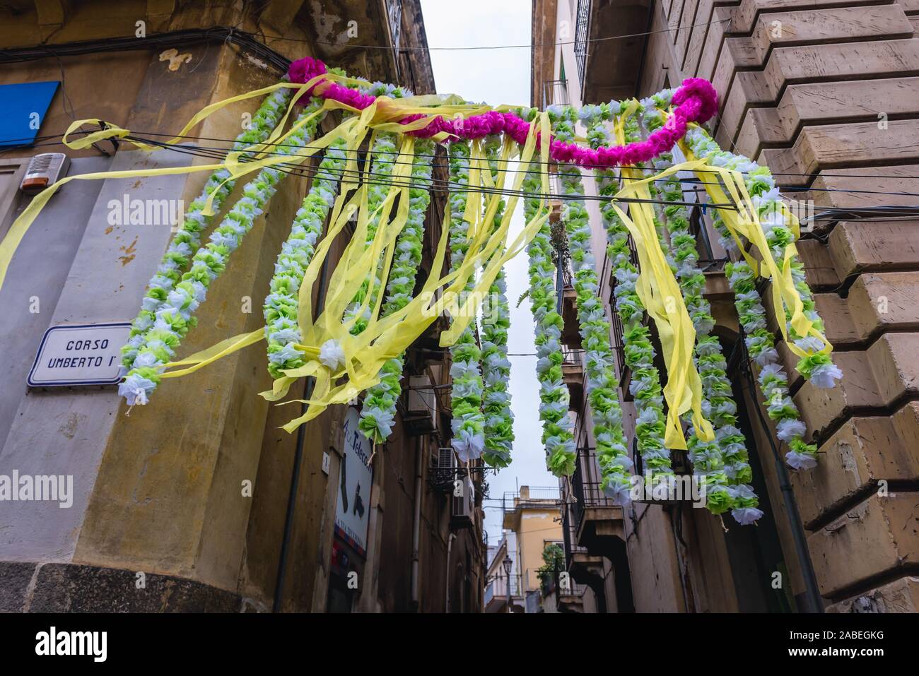 Décorations sur Corso Umberto I Street à Acireale ville côtière italienne de l'agglomération de la ville de Catane, Sicile, Italie Banque D'Images