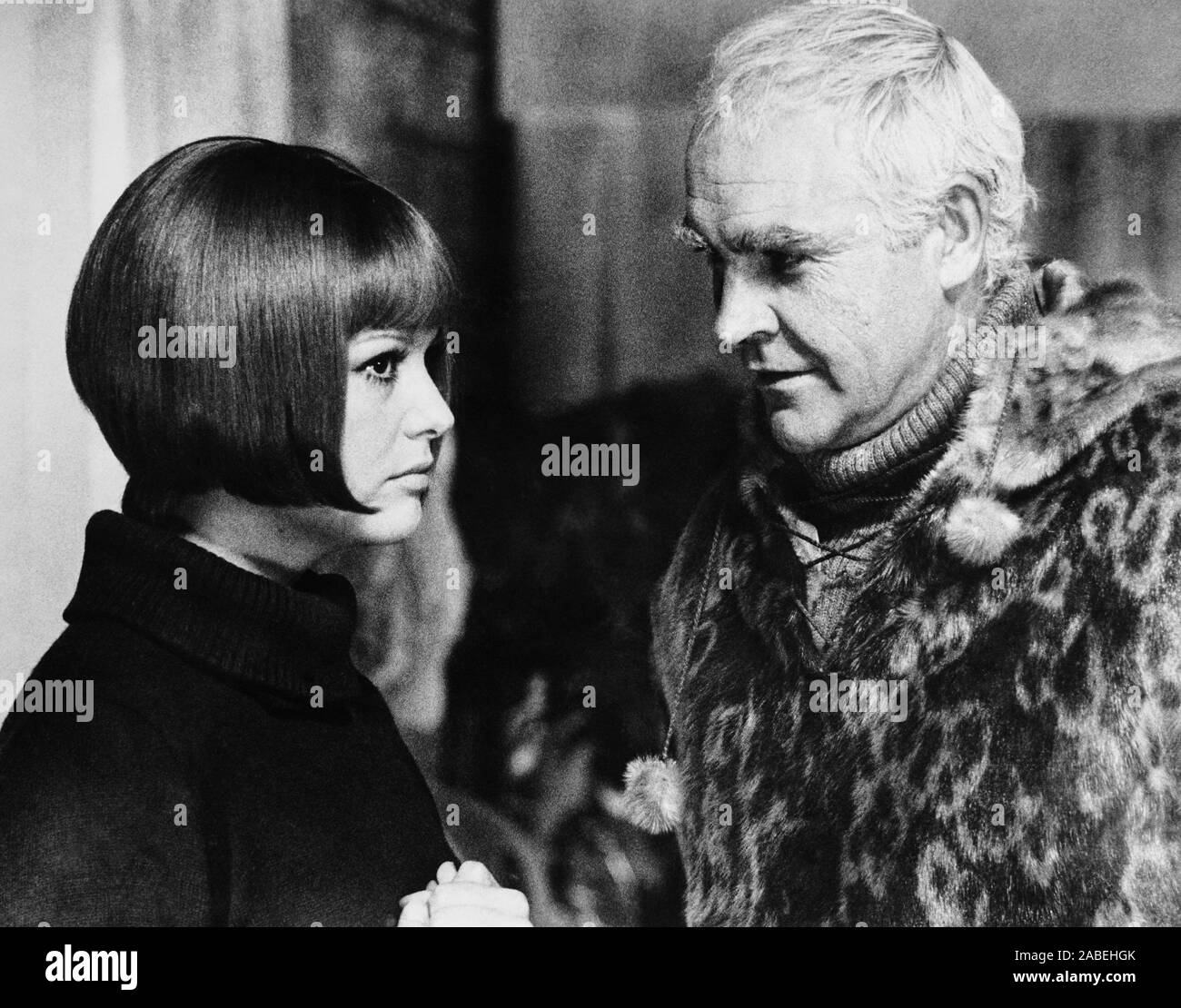 La Tente rouge, de gauche : Claudia Cardinale, Sean Connery, 1969 Photo  Stock - Alamy