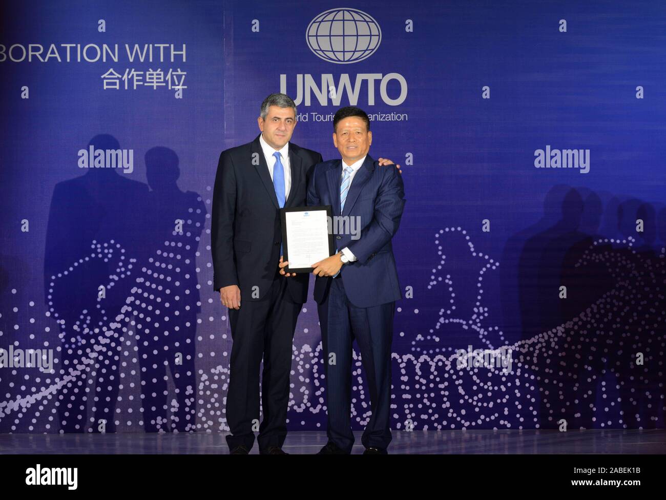 Secrétaire de l'OMT Zurab Pololikashvili, gauche, donne lettre de soutien au président de Chimelong Group Co.,Ltd au Forum de développement touristique Chimelong Banque D'Images