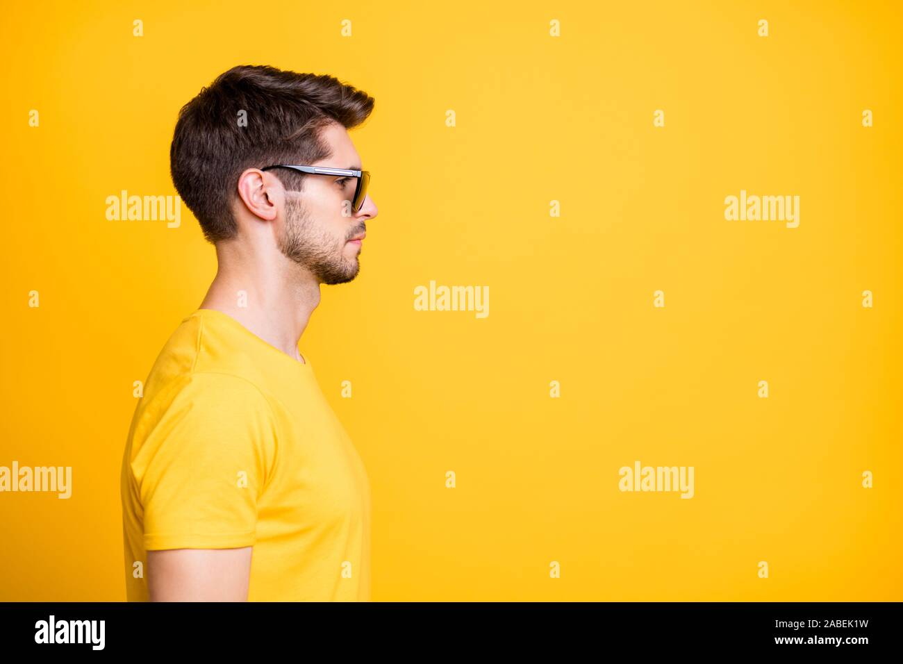 Photo du profil de beau mec à l'espace vide ne sourient pas écouter personne fiable patron porter specs sun t-shirt décontracté couleur jaune vif isolées Banque D'Images