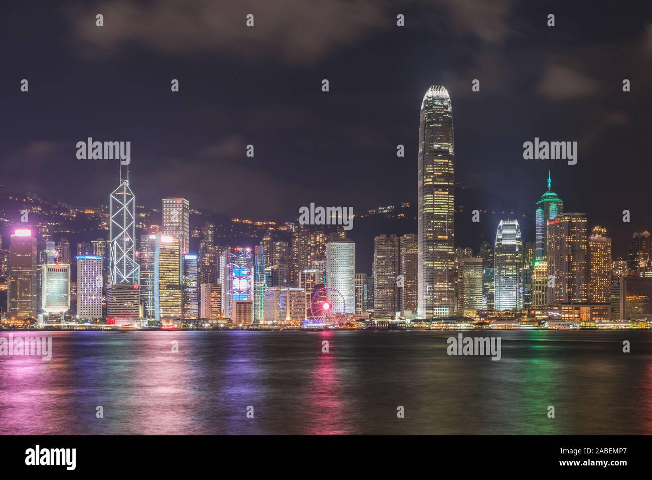 Vue panoramique de la port de Victoria avec de nombreux gratte-ciel dans le centre de la Région administrative spéciale de Hong Kong, Chine Banque D'Images