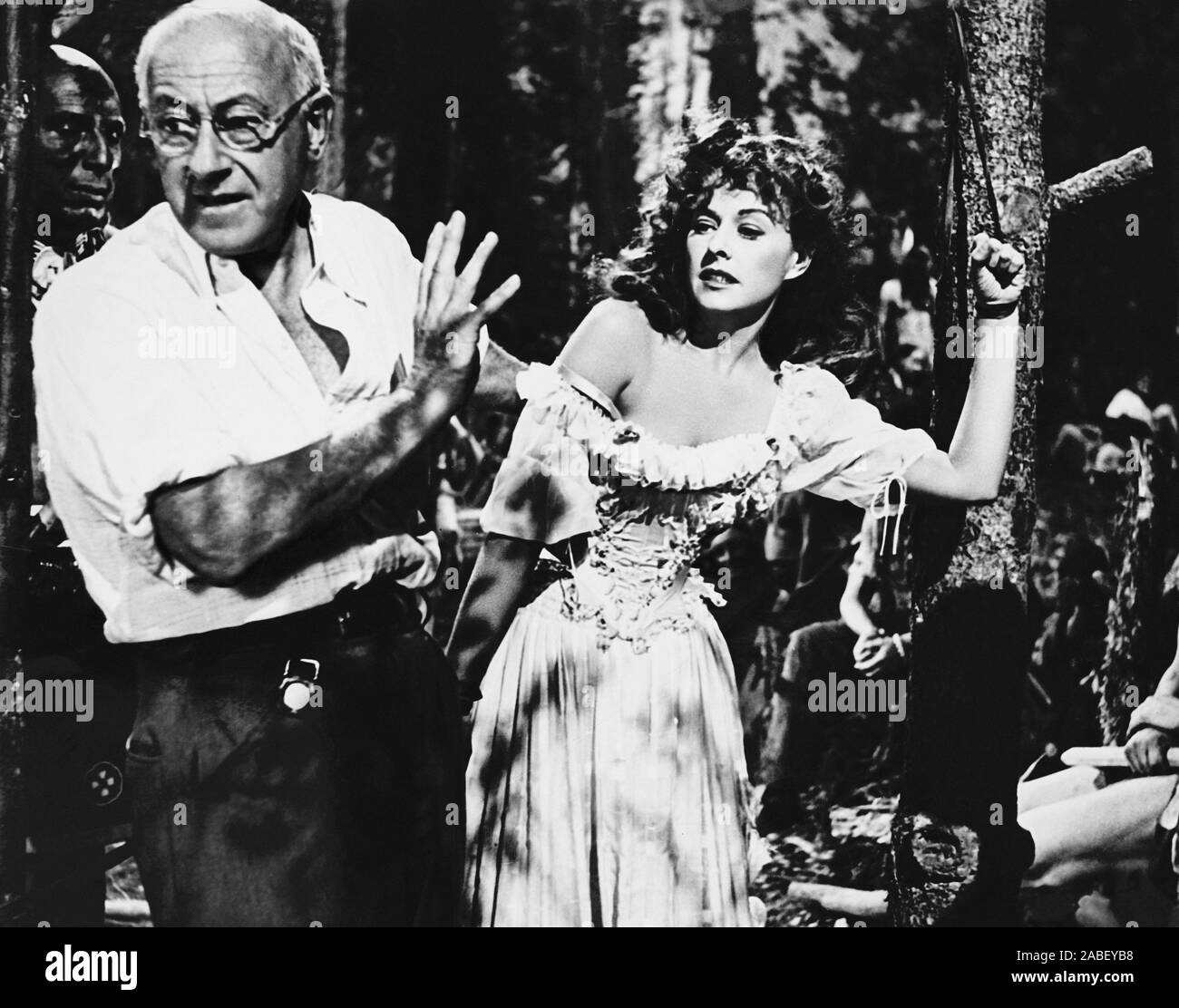 UNCONQUERED, de gauche : directeur Cecil B. DeMille, Paulette Goddard sur le plateau, 1947 Banque D'Images