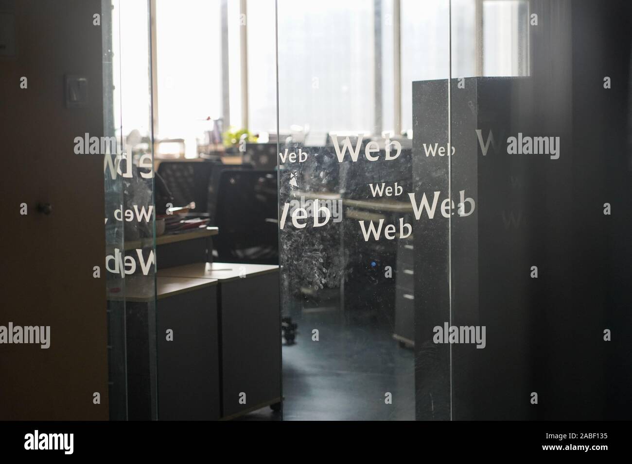 Une vue de l'administration centrale de l'enseignement Web verrouillé, où quelques membres du personnel s'asseoir et s'inquiéter de l'avenir sans faire leur travail, à Shanghai, Chine, le 8 octobre 2 Banque D'Images