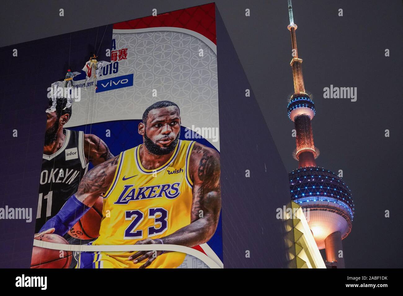 Les travailleurs de la construction dismentle une gigantesque affiche de la NBA NBA avant 2019 à Lujiazui Shanghai, Shanghai, Chine, le 9 octobre 2019. Banque D'Images